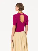 Sweater color beige tejido en bucle, mangas cortas y espalda con abertura.