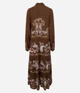 Vestido midi de viscosa color marrón con estampado paisley en tonos claros. Presenta cuello alto, mangas largas con puños ajustados y un lazo frontal en la cintura que permite entallar la prenda.