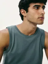 Musculosa blanca de corte recto y cuello redondo.