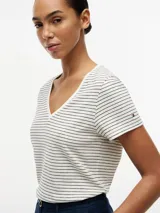 Remera Tommy Hilfiger de mezcla de lino y algodón, color beige con finas rayas horizontales oscuras, escote en V y mangas cortas.