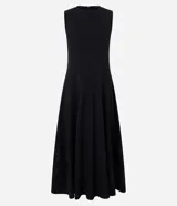 Vestido midi evasé de la marca Cortelle, confeccionado en bengalina de algodón con elastano. Presenta cuello redondo, diseño sin mangas con breteles anchos y cierre trasero mediante cremallera.