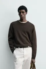 Jersey de punto ligero con corte regular fit, cuello redondo y manga larga. Presenta acabados en rib en puños, cuello y ruedo.