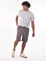 Bermuda de hombre color gris oscuro, de corte regular y largo hasta la rodilla, con cintura elástica y cordón de ajuste.