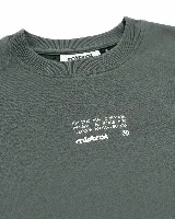Buzo de algodón color terracota, con corte oversize, cuello redondo y puños acanalados. Presenta un pequeño estampado tipográfico en el centro del pecho y un parche con logo en la manga derecha.