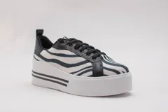 Zapatillas con plataforma blanca y estampado de cebra en blanco y negro.