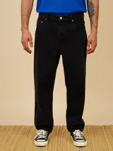 Jean de corte baggy fit, confeccionado en denim de algodón, con diseño de cinco bolsillos, cierre frontal con botón y bragueta.