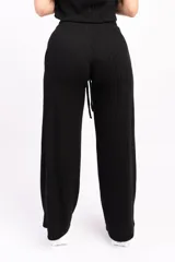 Pantalón palazzo acampanado color beige, de tejido acanalado.