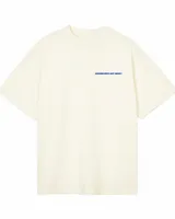 Remera de algodón color crema, de corte oversize, con cuello redondo y mangas cortas. Presenta el texto "BOHEMIAN DSG" bordado en azul en el pecho.