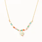 Colgante con cadena dorada y cuentas de colores pastel (rosa, verde, celeste, lila, naranja) y doradas, con un dije central en forma de concha marina de color verde claro.