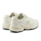 Championes New Balance modelo 725, color blanco hueso con detalles en plateado y negro.