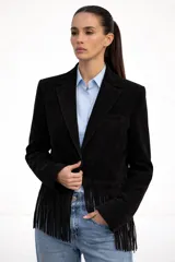 Blazer de gamuza color negro con solapas clásicas, cierre frontal de un botón y detalle de flecos largos en el ruedo.