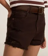 Short de sarga color blanco, modelo slim, con trabillas en la cintura, bolsillos, cierre delantero con botón y cremallera, y terminación deshilachada.