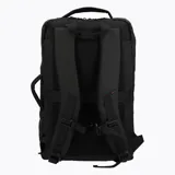 Mochila unisex de diseño minimalista y funcional, color negro, con múltiples compartimentos con cierre y logo de la marca Merrell grabado en el frente.