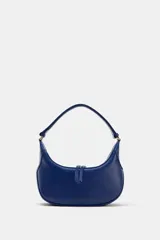 Bolso de hombro azul de diseño estructurado tipo hobo, con asa ajustable y cierre de cremallera con tirador. Cuenta con un bolsillo interior con cremallera.