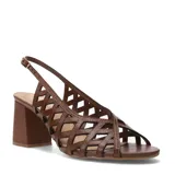 Sandalias de cuero marrón con diseño calado de tiras cruzadas, tacón ancho y tira ajustable con hebilla en el talón.