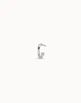 Pendiente tipo piercing de aleación de metales bañado en plata, con forma de aro curvo y un pequeño detalle esférico en la parte inferior.