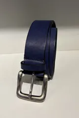 Cinto unisex de cuero color azul con hebilla metálica de acabado envejecido.