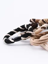 Set de ocho coleros de pelo con elástico forrado en hilo trenzado en tonos beige, marrón y negro.
