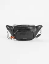 Riñonera negra de tela con bolsillo frontal, correa ajustable y cadena decorativa.