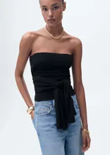 Top bandeau negro de punto fino con detalle de nudo en la cintura y diseño entallado.