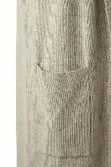 Chaleco de diseño fluido con escote cruzado y lazo ajustable en la cintura. Presenta un corte largo y versátil, ideal para superponer en diferentes looks.