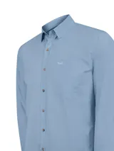 Camisa de manga larga para hombre RKF modelo Galiton, en color azul, con botones frontales, bolsillo en el pecho con logo bordado y cuello con botones.