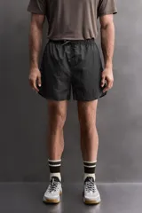 Short de entrenamiento Zara Athleticz confeccionado en tejido técnico ligero con estructura. Cuenta con malla interior, cintura elástica ajustable con cordón, bolsillos laterales y aberturas en el bajo.