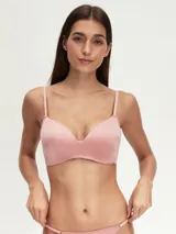 Soutien de diseño liso en color violeta, con copas preformadas y breteles finos ajustables.