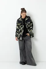 Campera con estampado animal print, de polar y nylon, con cuello alto, cierre frontal y bolsillos laterales.