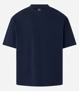 Remera masculina azul marino, de corte boxy, con cuello redondo y mangas cortas. Incorpora tecnología Dry para un tacto frío en el interior y algodón en el exterior.