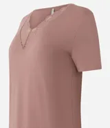 Pijama largo de dos piezas confeccionado en viscolycra color rosado. Incluye una remera de manga corta con escote en V adornado con encaje y un pantalón de corte recto con cintura elástica.