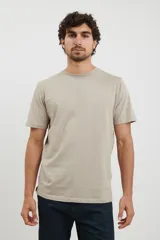 Remera de cuello redondo y manga corta, confeccionada en tejido de algodón pesado.