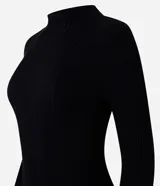 Blusa de punto acanalado en color beige, con cuello alto y mangas largas. Presenta un diseño ajustado al cuerpo con un detalle de borde en color marrón en el cuello y en el ruedo.