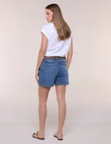 Short de denim azul con bolsillos frontales aplicados, pretina con pasadores, cierre y botón. Incluye un cinturón trenzado de cuero marrón.