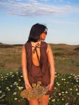 Vestido corto color blanco, sin mangas, con cuello redondo y diseño de corte recto y holgado.