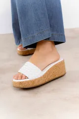 Sandalia con plataforma de corcho y capellada tejida de cuero vacuno.