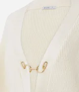 Cardigan de punto color crema con calce oversize, mangas amplias y cierre frontal mediante hebillas metálicas decorativas. Presenta una textura estructurada y puños ajustados.