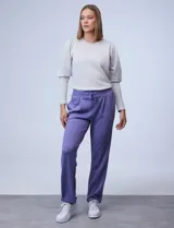 Pantalón jogger negro de tejido soft, marca Nanette. Tiene pretina ancha elastizada con lazo de ajuste, pinzas delanteras, bolsillos laterales, modelo recto con dobladillo.