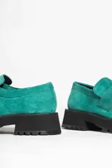 Mocasines de gamuza color tostado, con suela gruesa negra de goma con plataforma y diseño track.