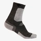 Calcetín deportivo de caña media con diseño técnico, confeccionado en tonos gris oscuro y gris claro. Presenta zonas de amortiguación reforzadas en talón, puntera y empeine, con soporte para el arco del pie y ventilación de malla.