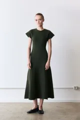 Vestido largo de punto en color verde oscuro jaspeado, con cuello redondo, manga corta y falda con corte evasé.