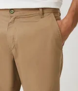 Bermuda de sarga color blanco, de corte recto y diseño básico con bolsillos laterales y traseros.