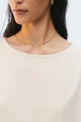 Remera negra de corte evasé y largo corto, con escote redondo y mangas cortas.