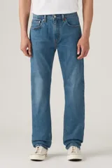 Pantalón de jean celeste de corte recto, con bolsillos delanteros y traseros.