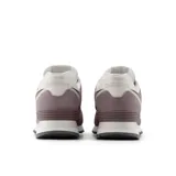 Championes New Balance 574 de dama, color lila con detalles en blanco.