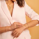 Pulsera de cadena fina en oro 18k con dijes de circonias engarzadas en bisel distribuidas a lo largo de la pieza.