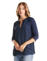 Blusa de diseño combinado con frente de gasa en capas y espalda de modal, con escote en V y mangas tres cuartos.