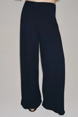 Pantalón ancho azul marino de tiro medio con cintura elástica, confeccionado con hilatura de algodón.