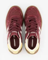 Championes Coolway modelo Goal Deep Rouge, confeccionados en gamuza y cuero premium en tono bordó, con paneles en contraste blancos y talón en amarillo claro y marrón. Presentan suela de goma flexible y diseño retro-sport urbano.