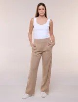Pantalón jogger soft de tiro alto, color beige, con pierna recta y ancha, pretina elástica y bolsillos laterales.